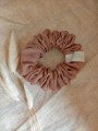 ręcznie robiona hand made polska marka gumka gumeczka scrunchie skranczi frotka gruba gumka materiałowa naturalna do koka ozdoba akcesoria kokarda kokardka spinka do włosów opaska bezuciskowa mama córka jedwabna satynowa lniana brudny róż