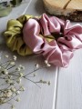 ręcznie robiona hand made gumka do włosów spinka opaska bezuciskowa dla dzieci niemowląt noworodek  noworodka dziecka dorosłego ozdoba akcesoria gumka skranczi scrunchie z materiału len lnu lniana jasny róż pudrowa różowa satynowa