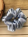 ręcznie robiona hand made polska marka gumka gumeczka scrunchie skranczi frotka gruba gumka materiałowa naturalna do koka ozdoba akcesoria kokarda kokardka spinka do włosów opaska bezuciskowa mama córka jedwabna satynowa lniana błękitna niebieska