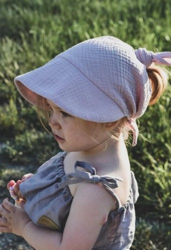 Hand made polska marka daszek przeciwsłoneczny na plaże chustka muślinowa z daszkiem na głowę na lato dla niemowlaka dziecka dziewczynki dorosłego osłona przed słońcem osłona na twarz buzię naturalny muślin nude beżowa kremowa lightblue jasny brudny róż