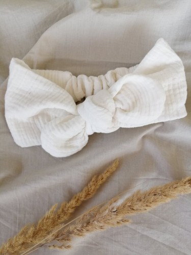 Opaska muślinowa z muślinu lekka dla noworodka noworodkowa dla dziecka jesienna  wiązana komplet chustka komin czapka hand made ręcznie robiona polska marka dla dziecka dziewczynki biała biel śmietanka śmietankowy kremowy