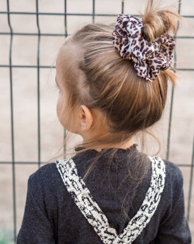 ręcznie robiona hand made polska marka gumka gumeczka scrunchie skranczi frotka gruba gumka materiałowa do koka ozdoba akcesoria kokarda kokardka spinka do włosów opaska bezuciskowa mama córka jedwabna satynowa lniana panterka brązowa