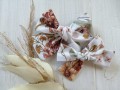 ręcznie robiona hand made Kokarda kokardka spinka do włosów opaska bezuciskowa dla dzieci niemowląt noworodek  noworodka ozdoba do włosów akcesoria do włosów biała kwiaty wiosenna pastelowe  gumka do włosów scrunchie skranczi