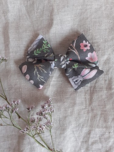 ręcznie robiona hand made Kokarda kokardka spinka do włosów opaska bezuciskowa dla dzieci niemowląt noworodek  noworodka ozdoba do włosów akcesoria do włosów gumka beżowa brązowa wielkanoc królik króliczek zając kwiaty