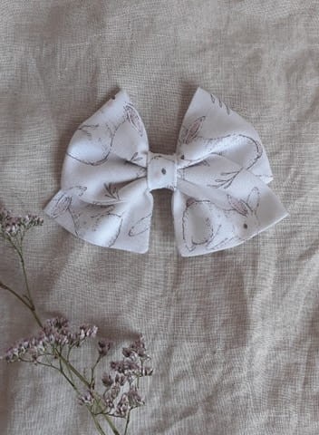 ręcznie robiona hand made Kokarda kokardka spinka do włosów opaska bezuciskowa dla dzieci niemowląt noworodek  noworodka ozdoba do włosów akcesoria do włosów gumka kremowa beżowa jasna biała króliki zając zajączki wielkanoc