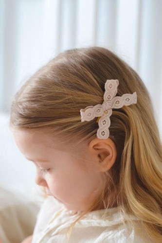 ręcznie robiona hand made Kokarda kokardka spinka do włosów opaska bezuciskowa dla dzieci niemowląt noworodek  noworodka ozdoba akcesoria  koronka delikatna biała chrzest chrzciny ślub lekka biel kremowa retro rustykalna wesele ślub komunie lekka szara