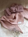 Chustka muślinowa z muślinu lekka dla noworodka noworodkowa dla dziecka jesienna  wiązana komplet chusta pod szyje na głowę przeciw słoneczna komin czapka hand made ręcznie robiona polska marka dla dziecka dziewczynki różowa pudrowa pastelowa pudrowy róż