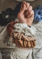 ręcznie robiona hand made polska marka gumka gumeczka scrunchie skranczi frotka gruba gumka materiałowa naturalna do koka ozdoba akcesoria kokarda kokardka spinka do włosów opaska bezuciskowa mama córka jedwabna satynowa lniana biała biel ecru jasna