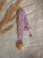 ręcznie robiona hand made dla dzieci niemowląt noworodek  noworodka ozdoba zawieszka do smoczka gryzaka przywieszka spersonalizowana z imieniem personalizowania imię dziecka naturalna drewno drewniana makrama pleciona brudny róż
