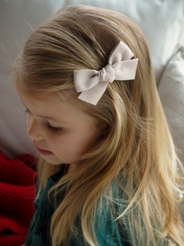 ręcznie robiona hand made Kokarda kokardka spinka do włosów opaska bezuciskowa dla dzieci niemowląt noworodek  noworodka ozdoba do włosów akcesoria  brązowa bursztynowa karmel toffi brunatny orzechowy cynamonowa karmelowa lniana kremowa sztruksowa