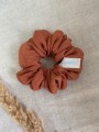 ręcznie robiona hand made polska marka gumka gumeczka scrunchie skranczi frotka gruba gumka materiałowa naturalna do koka ozdoba akcesoria kokarda kokardka spinka do włosów opaska bezuciskowa mama córka jedwabna satynowa lniana brązowa ceglana