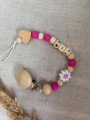 ręcznie robiona hand made dla dzieci niemowląt noworodek  noworodka ozdoba zawieszka do smoczka gryzaka przywieszka spersonalizowana z imieniem personalizowania imię dziecka naturalna drewno drewniana różowa biała pudrowa   fuksja