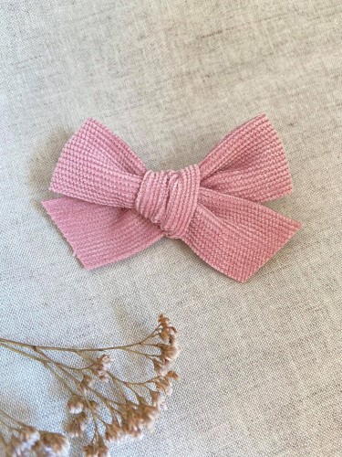 ręcznie robiona hand made Kokarda kokardka spinka do włosów opaska bezuciskowa dla dzieci niemowląt noworodek  noworodka ozdoba do włosów akcesoria  róż różowa jasna pudrowa sztruksowa