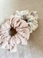 ręcznie robiona hand made polska marka gumka gumeczka scrunchie skranczi frotka gruba gumka materiałowa naturalna do koka ozdoba akcesoria kokarda kokardka spinka do włosów opaska bezuciskowa mama córka jedwabna satynowa lniana pudrowa haftowana