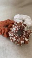ręcznie robiona hand made polska marka gumka gumeczka scrunchie skranczi frotka gruba gumka materiałowa naturalna do koka ozdoba akcesoria kokarda kokardka spinka do włosów opaska bezuciskowa mama córka jedwabna satynowa lniana kwiaty