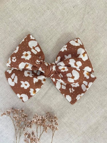 ręcznie robiona hand made Kokarda kokardka spinka do włosów opaska bezuciskowa dla dzieci niemowląt noworodek  noworodka ozdoba do włosów akcesoria do włosów  brązowa bursztynowa karmel toffi brunatny orzechowy cynamonowa karmelowa kwiaty