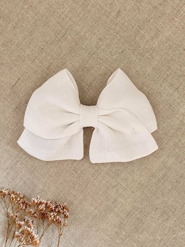 ręcznie robiona hand made Kokarda kokardka spinka do włosów opaska bezuciskowa dla dzieci niemowląt noworodek  noworodka ozdoba do włosów akcesoria gumka kremowa beżowa jasna chrzest chrzciny wesele krem pisakowa śmietankowa ecru biała biel