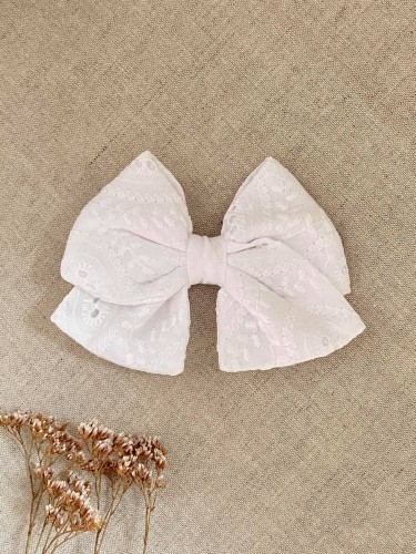 ręcznie robiona hand made Kokarda kokardka spinka do włosów opaska bezuciskowa dla dzieci niemowląt noworodek  noworodka ozdoba do włosów akcesoria gumka kremowa beżowa jasna chrzest chrzciny wesele krem pisakowa śmietankowa ecru biała haftowana