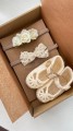 ręcznie robiona hand made Kokarda kokardka spinka do włosów opaska bezuciskowa dla dzieci niemowląt noworodek  noworodka ozdoba akcesoria  koronka delikatna biała chrzest chrzciny ślub lekka biel kremowa retro rustykalna wesele ślub komunie lekka