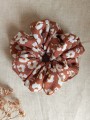 ręcznie robiona hand made polska marka gumka gumeczka scrunchie skranczi frotka gruba gumka materiałowa naturalna do koka ozdoba akcesoria kokarda kokardka spinka do włosów opaska bezuciskowa mama córka lniana  karmelowa w kwiatki brązowa brąz