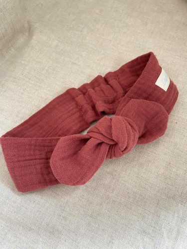 Opaska muślinowa z muślinu lekka dla noworodka noworodkowa dla dziecka jesienna  wiązana komplet chustka komin czapka hand made ręcznie robiona polska marka dla dziecka dziewczynki bordowa wiśniowa bordo buraczkowa malinowa