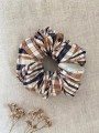 ręcznie robiona hand made polska marka gumka gumeczka scrunchie skranczi frotka gruba gumka materiałowa naturalna do koka ozdoba akcesoria kokarda kokardka spinka do włosów opaska bezuciskowa mama córka jedwabna satynowa lniana brąz krata kratka