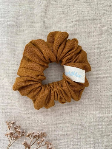 ręcznie robiona hand made polska marka gumka gumeczka scrunchie skranczi frotka gruba gumka materiałowa naturalna do koka ozdoba akcesoria kokarda kokardka spinka do włosów opaska bezuciskowa mama córka jedwabna satynowa lniana karmel toffi brązowa brąz