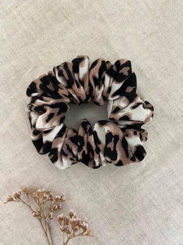 ręcznie robiona hand made polska marka gumka gumeczka scrunchie skranczi frotka gruba gumka materiałowa do koka ozdoba akcesoria kokarda kokardka spinka do włosów opaska bezuciskowa mama córka jedwabna satynowa lniana panterka brązowa