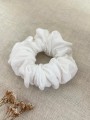 ręcznie robiona hand made polska marka gumka gumeczka scrunchie skranczi frotka gruba gumka materiałowa naturalna do koka ozdoba akcesoria kokarda kokardka spinka do włosów opaska bezuciskowa mama córka jedwabna satynowa lniana biała jasna ecru biel