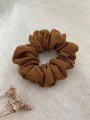 ręcznie robiona hand made polska marka gumka gumeczka scrunchie skranczi frotka gruba gumka materiałowa naturalna do koka ozdoba akcesoria kokarda kokardka spinka do włosów opaska bezuciskowa mama córka jedwabna satynowa lniana karmel brąz
