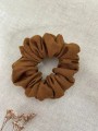 ręcznie robiona hand made polska marka gumka gumeczka scrunchie skranczi frotka gruba gumka materiałowa naturalna do koka ozdoba akcesoria kokarda kokardka spinka do włosów opaska bezuciskowa mama córka jedwabna satynowa lniana karmel brąz