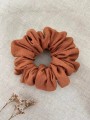 ręcznie robiona hand made polska marka gumka gumeczka scrunchie skranczi frotka gruba gumka materiałowa naturalna do koka ozdoba akcesoria kokarda kokardka spinka do włosów opaska bezuciskowa mama córka jedwabna satynowa lniana ceglana brązowa