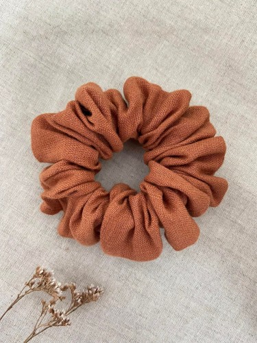 ręcznie robiona hand made polska marka gumka gumeczka scrunchie skranczi frotka gruba gumka materiałowa naturalna do koka ozdoba akcesoria kokarda kokardka spinka do włosów opaska bezuciskowa mama córka jedwabna satynowa lniana ceglana brązowa