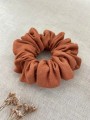 ręcznie robiona hand made polska marka gumka gumeczka scrunchie skranczi frotka gruba gumka materiałowa naturalna do koka ozdoba akcesoria kokarda kokardka spinka do włosów opaska bezuciskowa mama córka jedwabna satynowa lniana brązowa ceglana