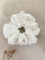 ręcznie robiona hand made polska marka gumka gumeczka scrunchie skranczi frotka gruba gumka materiałowa naturalna do koka ozdoba akcesoria kokarda kokardka spinka do włosów opaska bezuciskowa mama córka jedwabna satynowa lniana biała biel ecru jasna