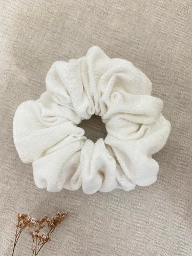 ręcznie robiona hand made polska marka gumka gumeczka scrunchie skranczi frotka gruba gumka materiałowa naturalna do koka ozdoba akcesoria kokarda kokardka spinka do włosów opaska bezuciskowa mama córka jedwabna satynowa lniana biała biel ecru jasna