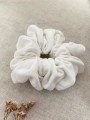 ręcznie robiona hand made polska marka gumka gumeczka scrunchie skranczi frotka gruba gumka materiałowa naturalna do koka ozdoba akcesoria kokarda kokardka spinka do włosów opaska bezuciskowa mama córka jedwabna satynowa lniana biała biel ecru jasna