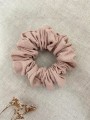 ręcznie robiona hand made gumka do włosów spinka opaska bezuciskowa dla dzieci niemowląt noworodek  noworodka dziecka dorosłego ozdoba akcesoria gumka skranczi scrunchie z materiału len lnu lniana jasna jasny róż pudrowa pastelowa różowa