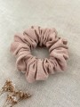 ręcznie robiona hand made gumka do włosów spinka opaska bezuciskowa dla dzieci niemowląt noworodek  noworodka dziecka dorosłego ozdoba akcesoria gumka skranczi scrunchie z materiału len lnu lniana jasna jasny róż pudrowa pastelowa różowa