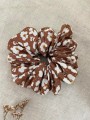 ręcznie robiona hand made polska marka gumka gumeczka scrunchie skranczi frotka gruba gumka materiałowa naturalna do koka ozdoba akcesoria kokarda kokardka spinka do włosów opaska bezuciskowa mama córka lniana  karmelowa w kwiatki brązowa brąz