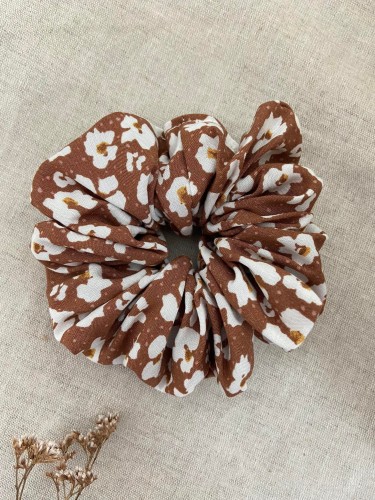 ręcznie robiona hand made polska marka gumka gumeczka scrunchie skranczi frotka gruba gumka materiałowa naturalna do koka ozdoba akcesoria kokarda kokardka spinka do włosów opaska bezuciskowa mama córka lniana  karmelowa w kwiatki brązowa brąz