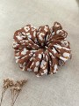 ręcznie robiona hand made polska marka gumka gumeczka scrunchie skranczi frotka gruba gumka materiałowa naturalna do koka ozdoba akcesoria kokarda kokardka spinka do włosów opaska bezuciskowa mama córka lniana  karmelowa w kwiatki brązowa brąz