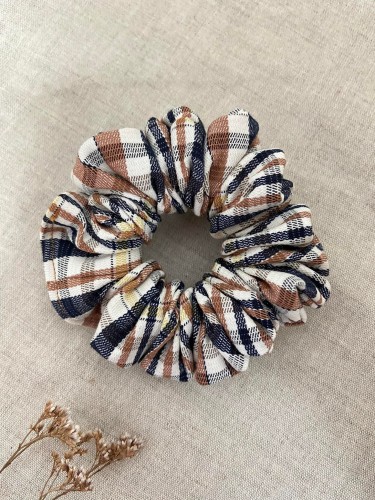 ręcznie robiona hand made polska marka gumka gumeczka scrunchie skranczi frotka gruba gumka materiałowa naturalna do koka ozdoba akcesoria kokarda kokardka spinka do włosów opaska bezuciskowa mama córka jedwabna satynowa lniana brąz krata kratka