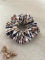 ręcznie robiona hand made polska marka gumka gumeczka scrunchie skranczi frotka gruba gumka materiałowa naturalna do koka ozdoba akcesoria kokarda kokardka spinka do włosów opaska bezuciskowa mama córka jedwabna satynowa lniana brąz krata kratka