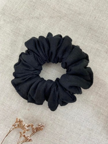ręcznie robiona hand made polska marka gumka gumeczka scrunchie skranczi frotka gruba gumka materiałowa naturalna do koka ozdoba akcesoria kokarda kokardka spinka do włosów opaska bezuciskowa mama córka jedwabna satynowa lniana czarna