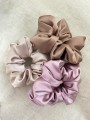 ręcznie robiona hand made polska marka gumka gumeczka scrunchie skranczi frotka gruba gumka materiałowa do koka ozdoba akcesoria kokarda kokardka spinka do włosów opaska bezuciskowa mama córka jedwabna satynowa lniana satyna liliowa różowa fioletowa