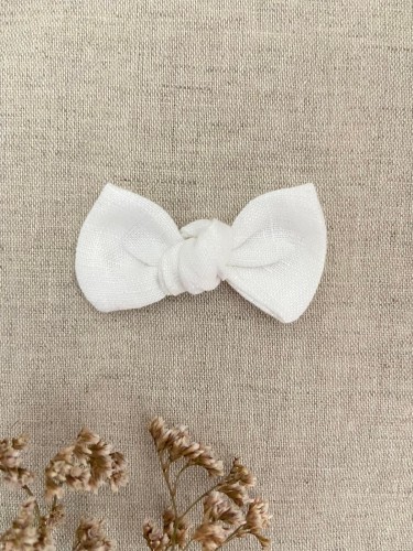 ręcznie robiona hand made Kokarda kokardka spinka do włosów opaska bezuciskowa dla dzieci niemowląt noworodek  noworodka ozdoba do włosów akcesoria gumka kremowa beżowa jasna chrzest chrzciny wesele krem pisakowa śmietankowa ecru biała