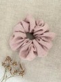 ręcznie robiona hand made polska marka gumka gumeczka scrunchie skranczi frotka gruba gumka materiałowa do koka ozdoba akcesoria kokarda kokardka spinka do włosów opaska bezuciskowa mama córka jedwabna satynowa lniana pudrowy róż jasny różowa pastel