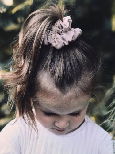ręcznie robiona hand made polska marka gumka gumeczka scrunchie skranczi frotka gruba gumka materiałowa do koka ozdoba akcesoria kokarda kokardka spinka do włosów opaska bezuciskowa mama córka jedwabna satynowa lniana pudrowy róż jasny różowa pastel