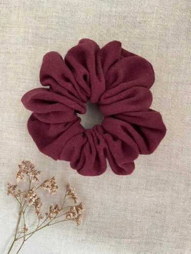 ręcznie robiona hand made polska marka gumka gumeczka scrunchie skranczi frotka gruba gumka materiałowa do koka ozdoba akcesoria kokarda kokardka spinka do włosów opaska bezuciskowa mama córka jedwabna satynowa lniana bordowa bordo